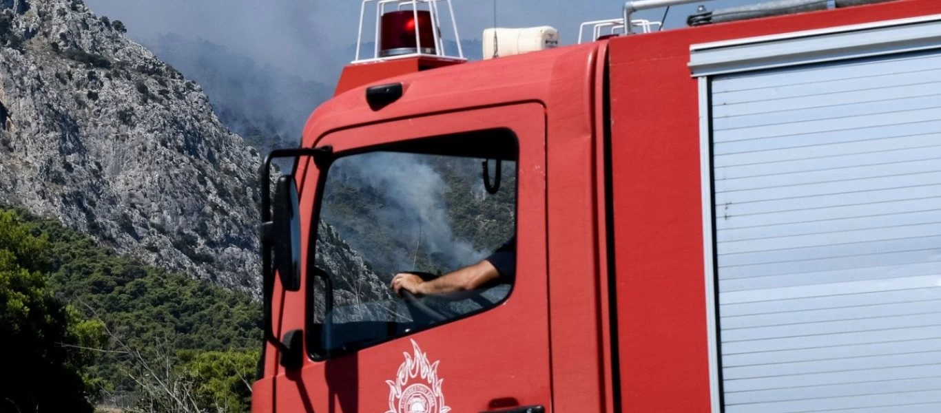 Φωτιά στα Τρίκαλα: Επιχείρηση κατάσβεσης της φωτιάς στα Στουρναρέικα